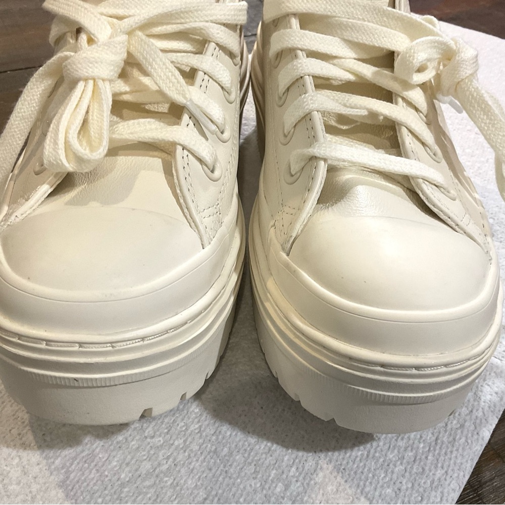 🌸Chuck Taylor Women’s Leather Lugged  High Tops size 9 - Picture 3 of 12